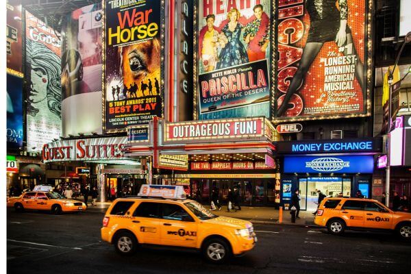 Broadway em Nova York recebe todas as noites turistas de todo o mundo para assistir aos Musiciais