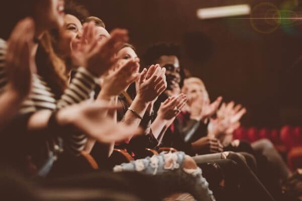 Meia-entrada estimula o acesso a eventos e promove a cultura.