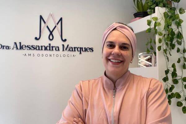 Dra. Alessandra Marques dentista odontologia estética clareamento dental com LED Violeta facetas de porcelana