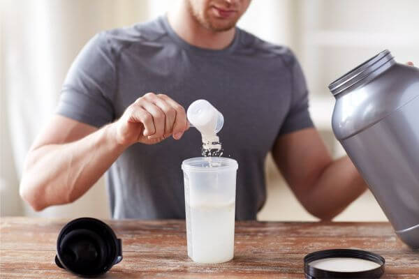 Homem preparando sua creatina.