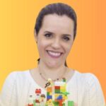 Gisele Garcia segurando Lego do Lego's Day