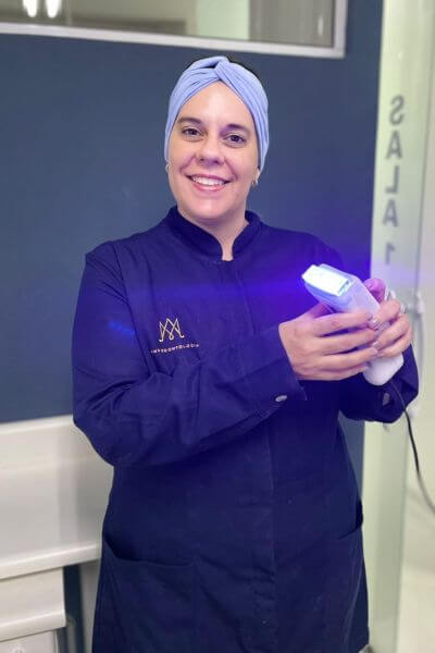 Dra. Alessandra Marques dentista odontologia estética clareamento dental com LED Violeta facetas de porcelana dentista em Campinas