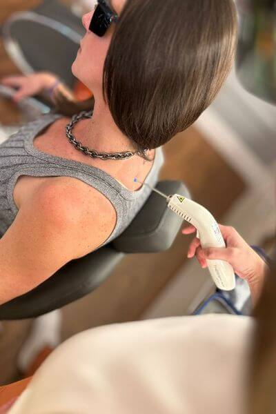 Dra. Jéssica Toreti aplicando terapia com fotobiomodulação para dor e qualidade de vida.