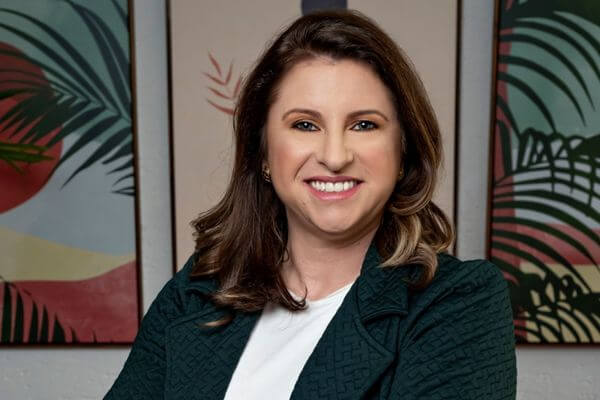 Paula Palamini Corretora de Imóveis em sua Imobiliária.