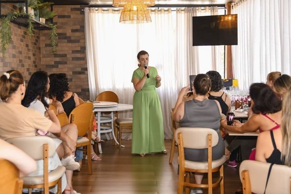 O Café com Elas já se consolidou como um encontro transformador, reconhecido pelo conteúdo profundo e pela riqueza das trocas que promove. Sempre com base na visão sistêmica, o evento cria um espaço único de conexão, aprendizado e inspiração.