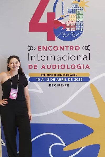 A Fonoaudióloga Victoria Frigo participou do 40º Encontro Internacional de Audiologia realizado em Recife-PE para acompanhar as tendências, novas práticas, conhecer outros profissionais da fonoaudiologia e trocar experiências. Foto: Arquivo pessoal de Victoria Frigo.