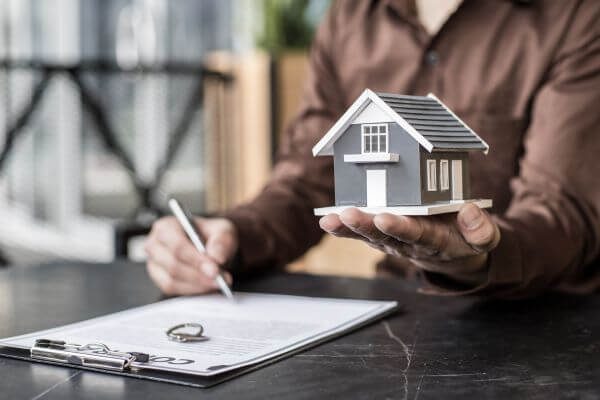 Transações imobiliárias seguras e transparentes: do contrato à entrega das chaves, com o suporte completo de Daniela de Carvalho. Imagem: Canva